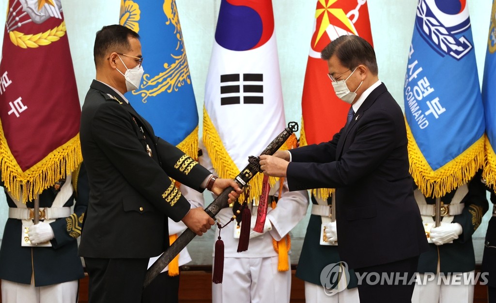Moon attends ceremony for new Army chief Moon attends ceremony for new Army chief
