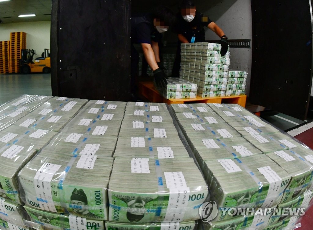 中秋節用の資金を準備 中秋節用の資金を準備