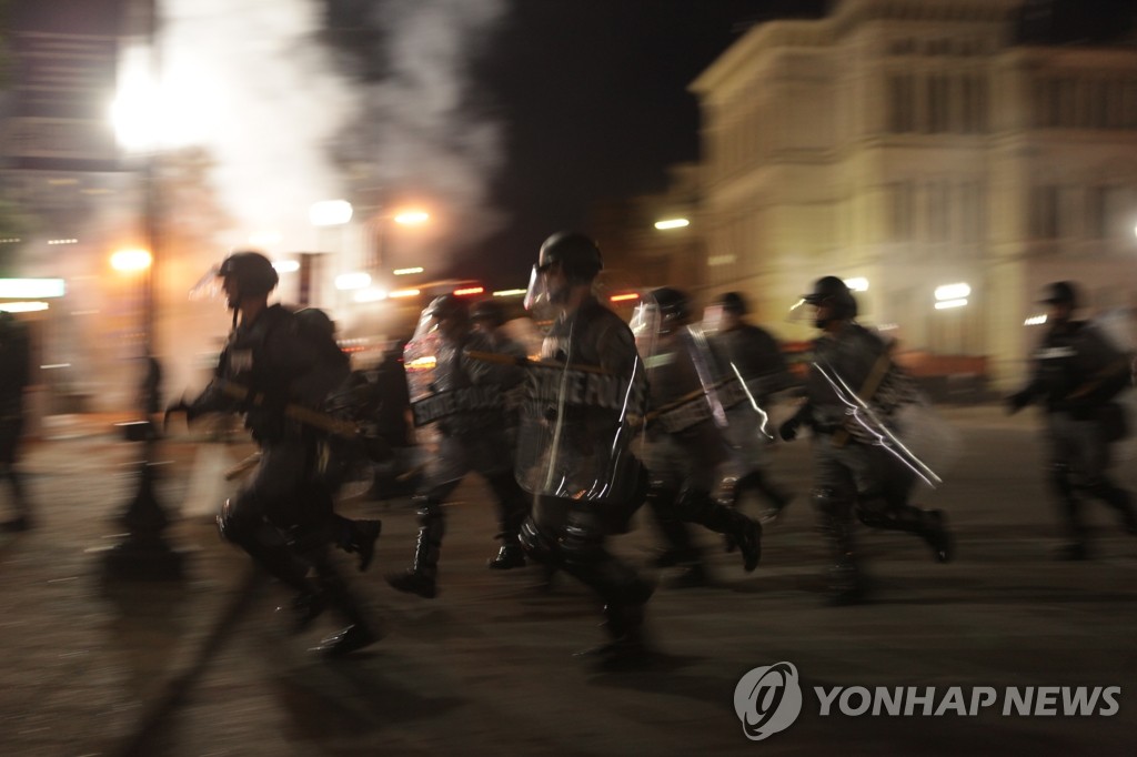 인종차별 항의 시위대 진압하는 켄터키주 경찰