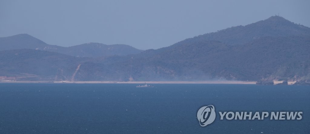 북한 등산곶 해안 인근 북한 군함