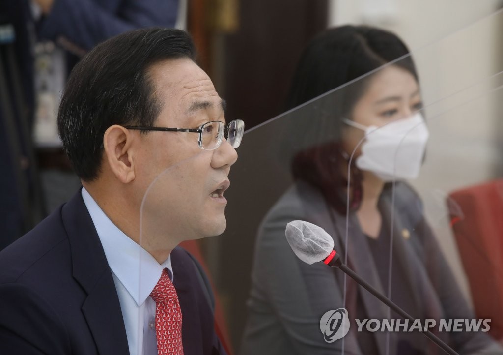 기자간담회에서 발언하는 주호영