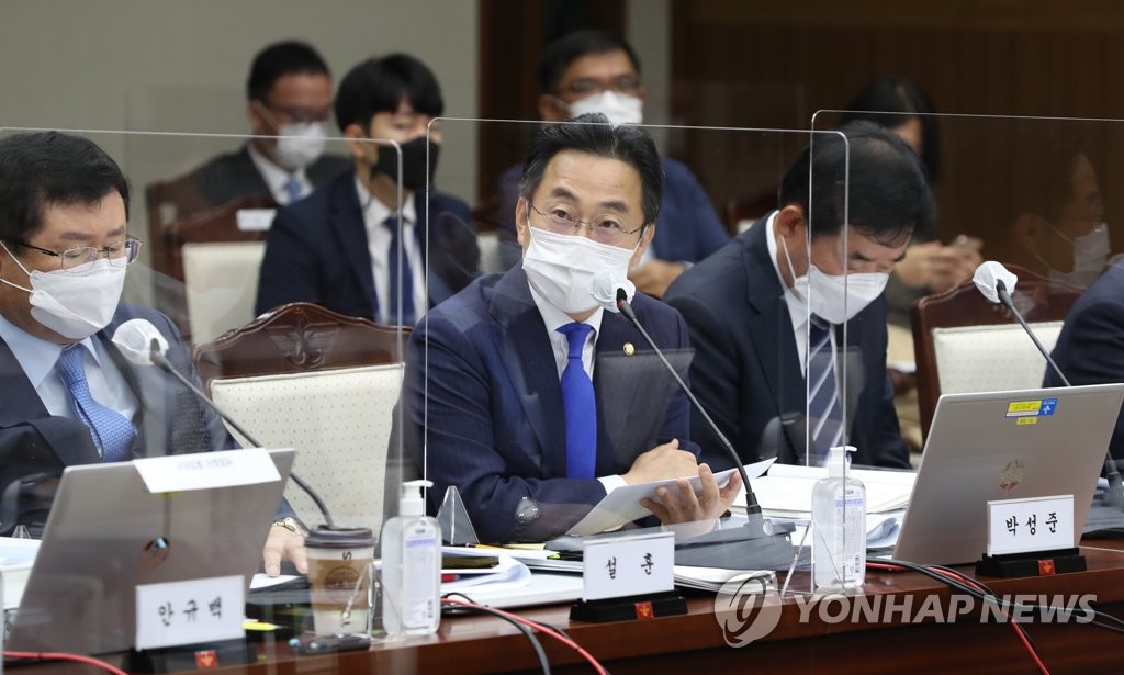 국방부 국정감사에서 질의하는 박성준 의원
