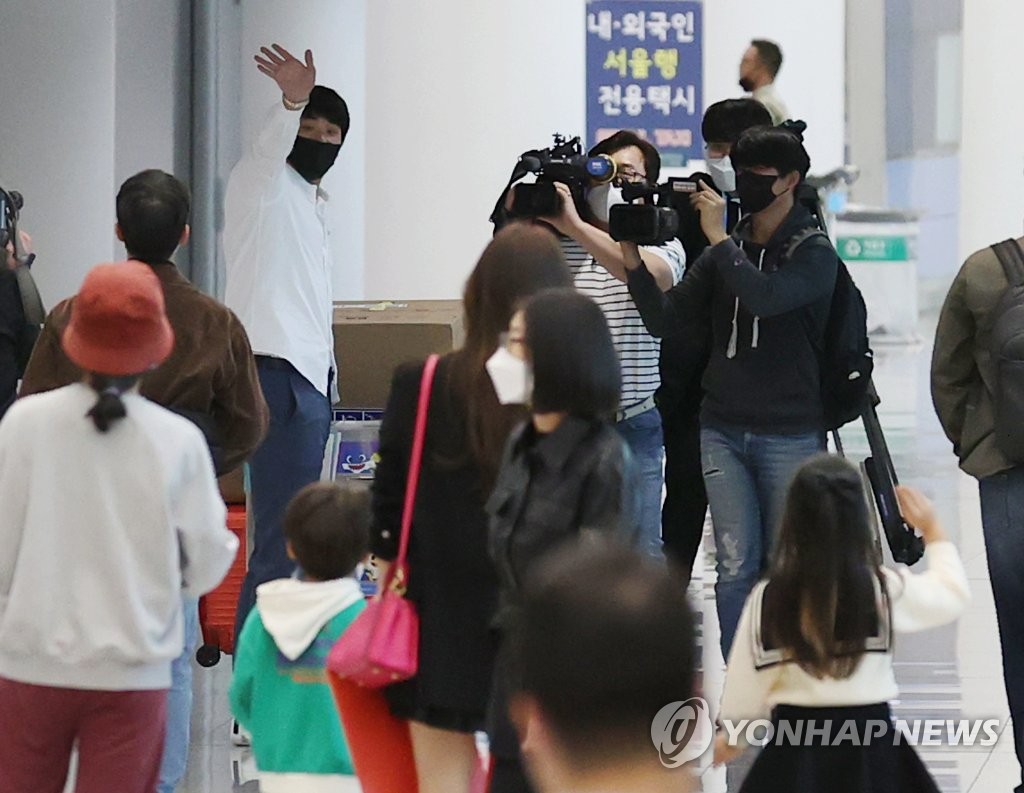 The St. Louis Cardinals' pitcher Kim Kwang-hyun (L) waves to his family at Incheon International Airport in Incheon, just west of Seoul, after arriving back from the United States on Oct. 7, 2020. (Yonhap)