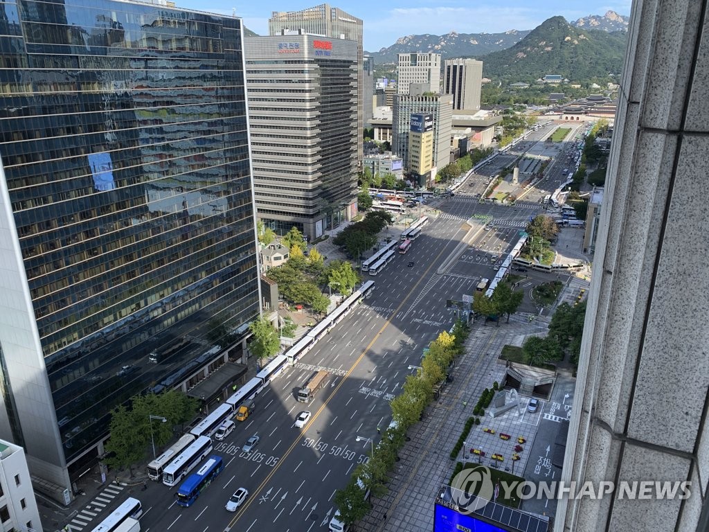 光化門広場周辺の道路沿いに止められた警察のバス＝９日、ソウル（聯合ニュース）