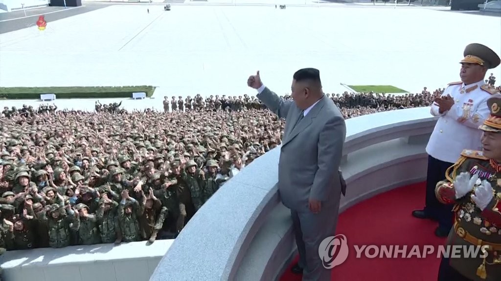 김정은, 열병식 참가자들에게 '엄지척' 인사