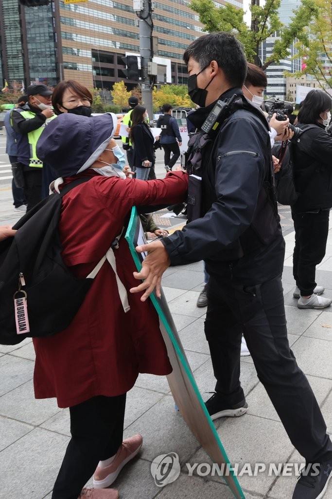 맞불 시위하는 낙태죄 폐지 반대 시민