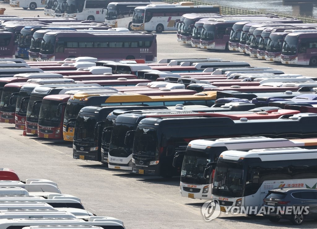 '단풍방역' 강화…전세버스 탑승자 명단 관리·버스내 가무 엄벌