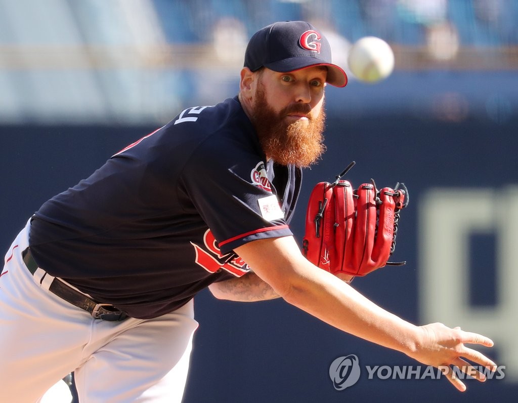 This file photo from Oct. 18, 2020, shows Dan Straily of the Lotte Giants pitching against the NC Dinos in the bottom of the first inning of a Korea Baseball Organization regular season game at Changwon NC Park in Changwon, 400 kilometers southeast of Seoul. (Yonhap)