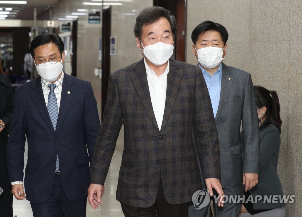 가와무라 다케오 간사장과 면담 갖기 위해 당대표실로 향하는 이낙연