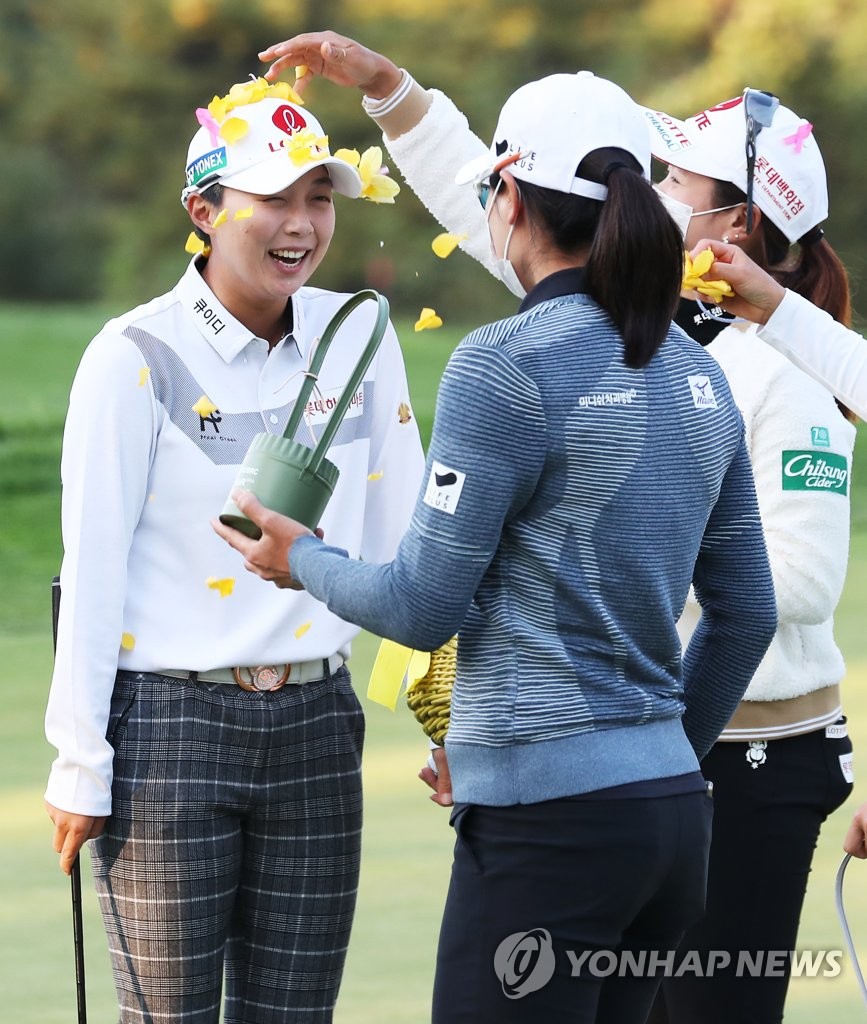 축하받는 김효주