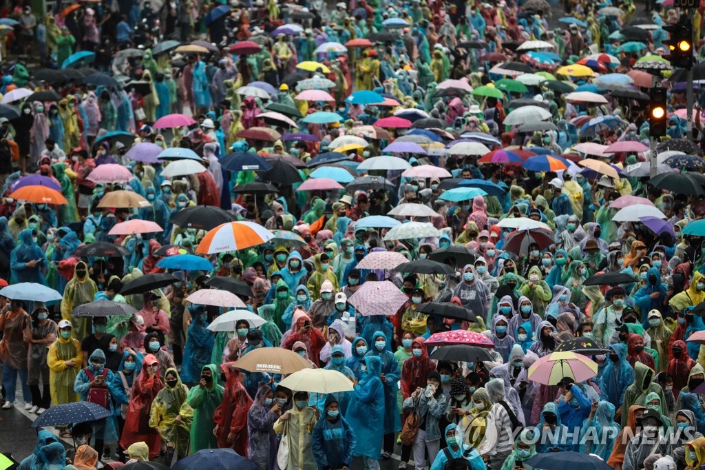 비상칙령ㆍ우천 무릅쓰고 거리로 나선 태국 반정부 시위대