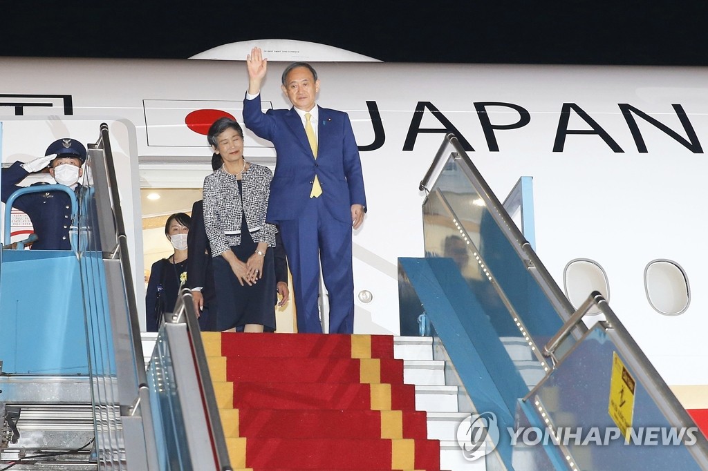 취임 후 첫 해외 방문지 베트남 도착한 스가 일본 총리