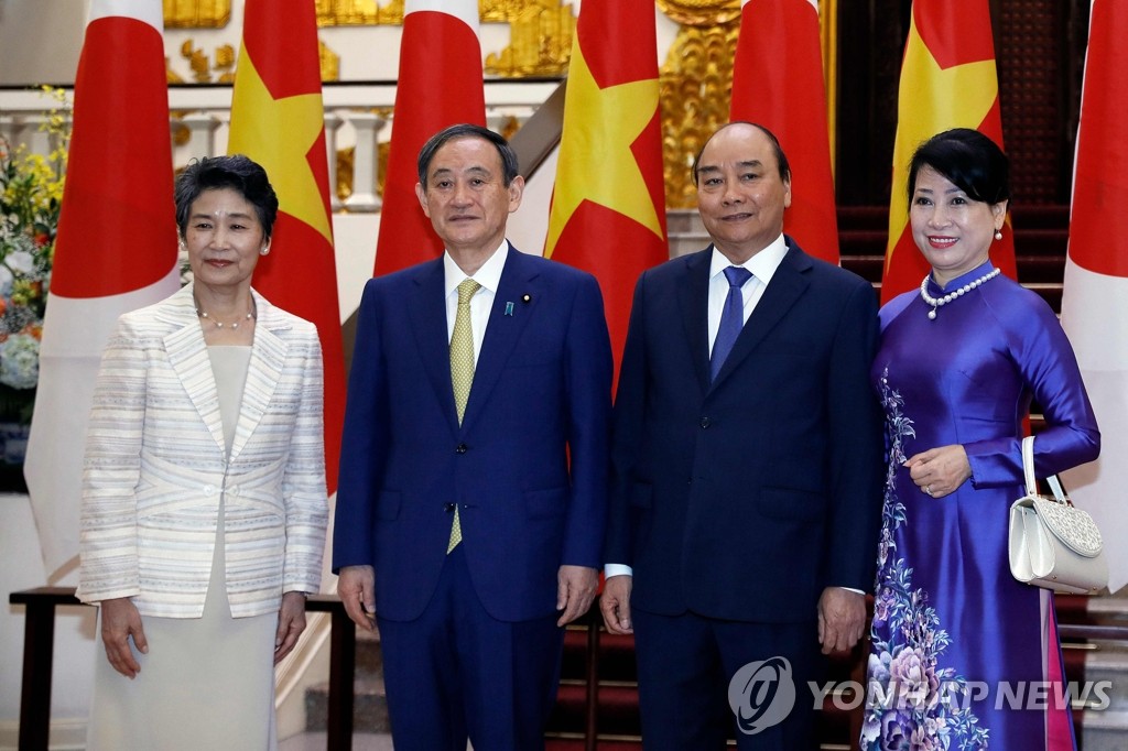 기념사진 촬영하는 일본ㆍ베트남 총리 부부