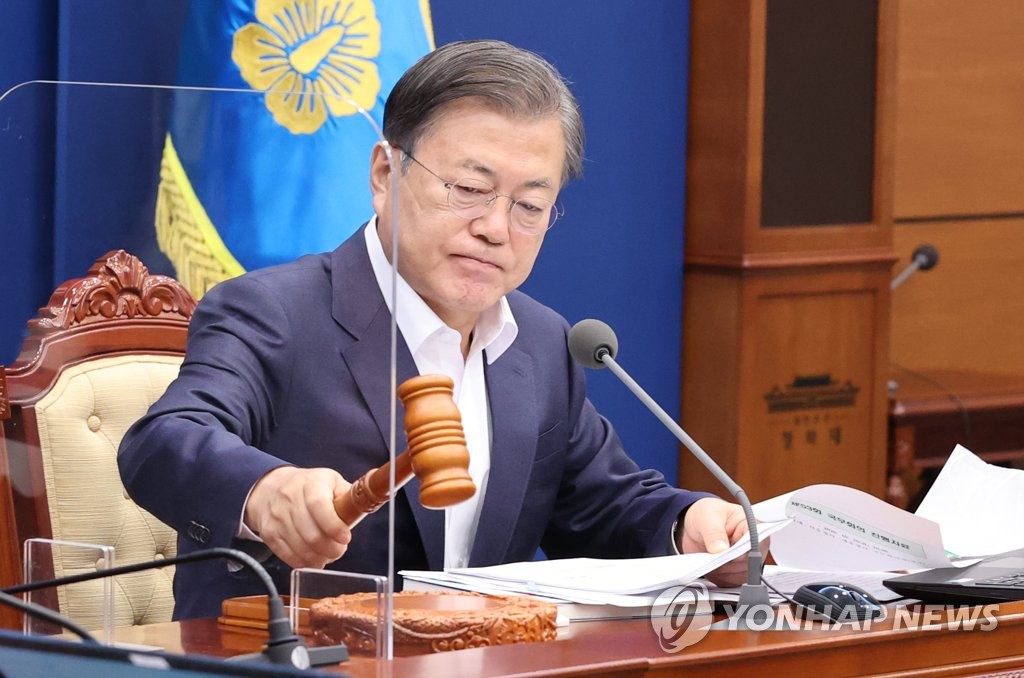 문대통령 "코로나 위기대응 시 사회적 약자보호에 중점"