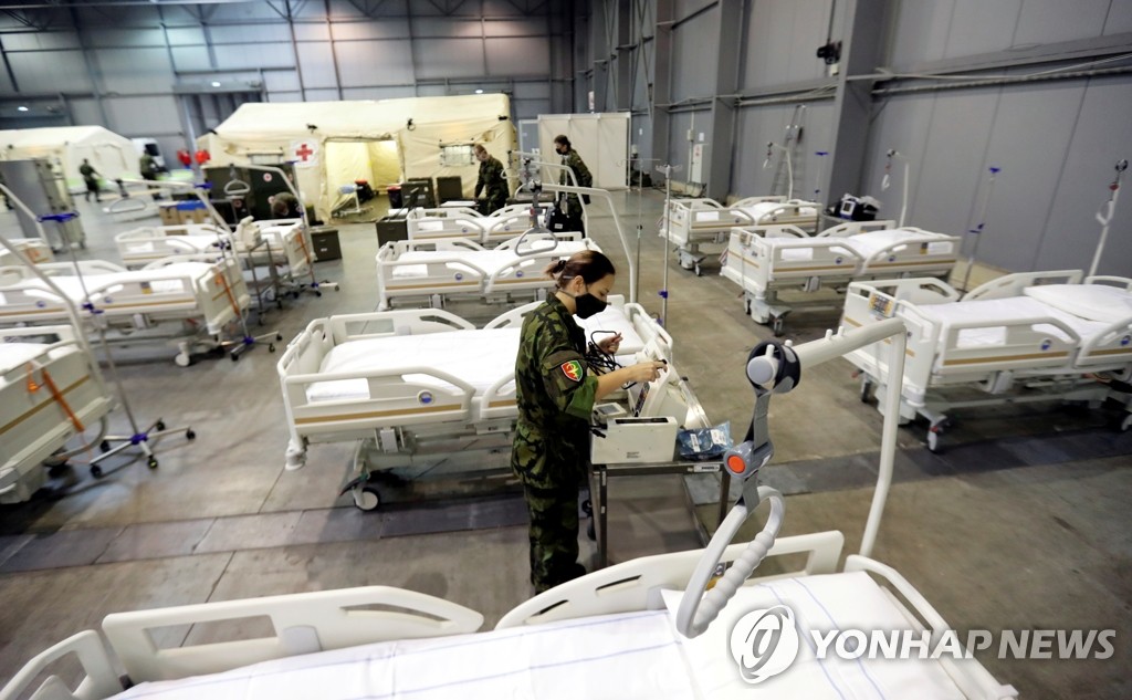 코로나19 확진자 폭증하자 야전병원 마련한 체코