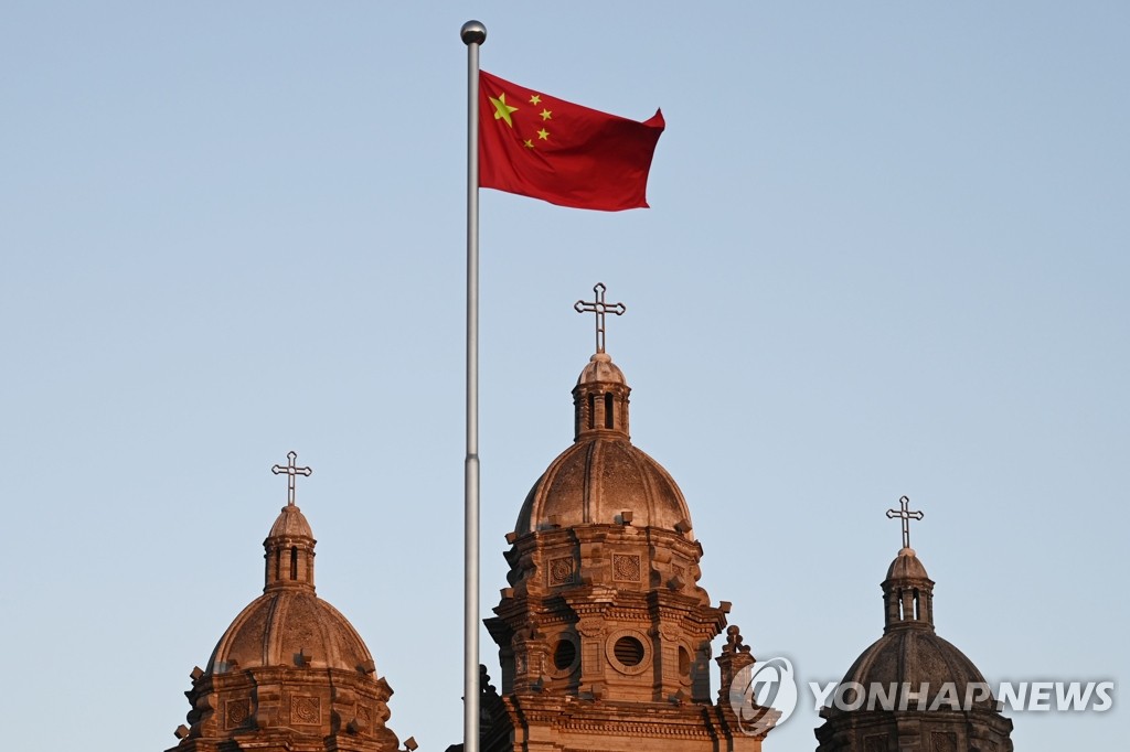 베이징 가톨릭 성당 앞에 펄럭이는 오성홍기