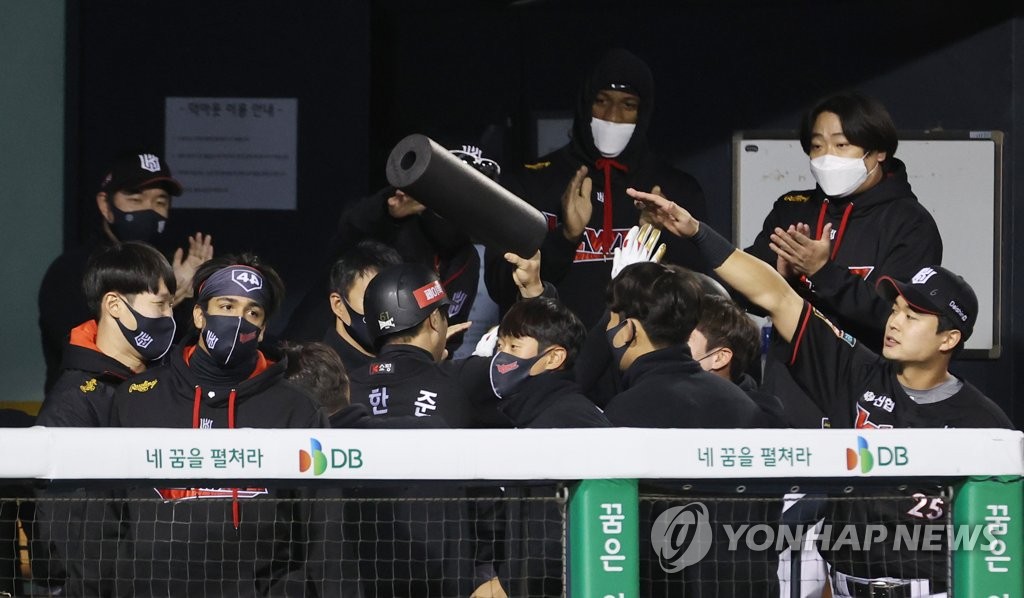 KT Wiz players celebrate a run during the top of the sixth inning of a Korea Baseball Organization regular season game against the Doosan Bears at Jamsil Baseball Stadium in Seoul on Oct. 22, 2020. (Yonhap)