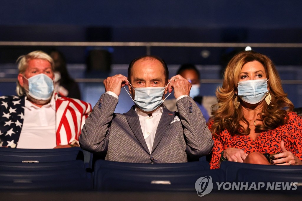 미 대선 TV토론회장 찾은 프로골퍼 존 댈리와 가수 리 그린우드