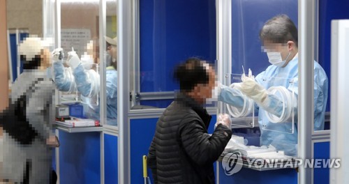 Citizens take new coronavirus tests at a testing center in Seoul's southern district of Gwanak on Oct. 23, 2020. (Yonhap)