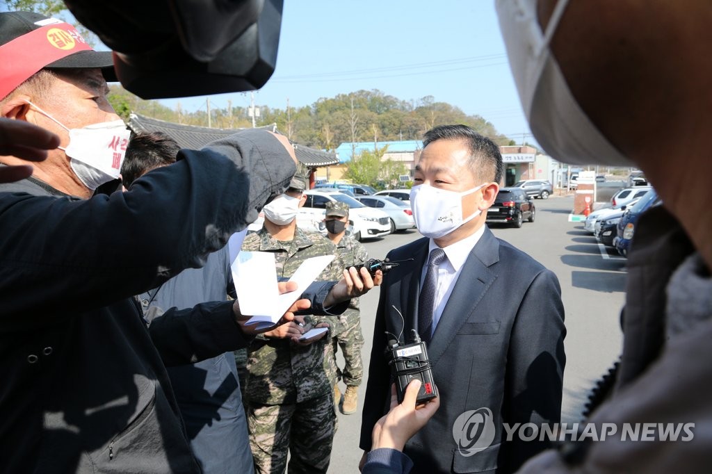 "일단 들어가서 얘기합시다"
