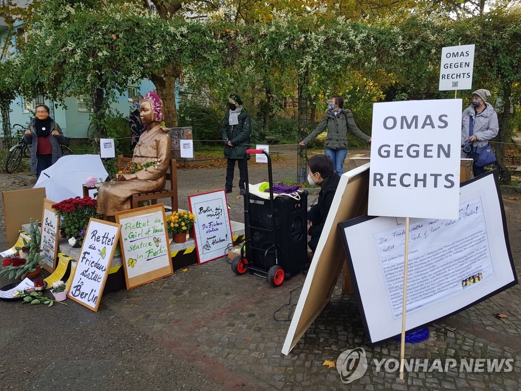 현지시간 올해 10월 23일 독일 수도 베를린에서 시민단체 '오마스 게겐 레히츠' 회원들이 '평화의 소녀상'에 대한 철거 명령에 반대하는 집회를 열고 있다.