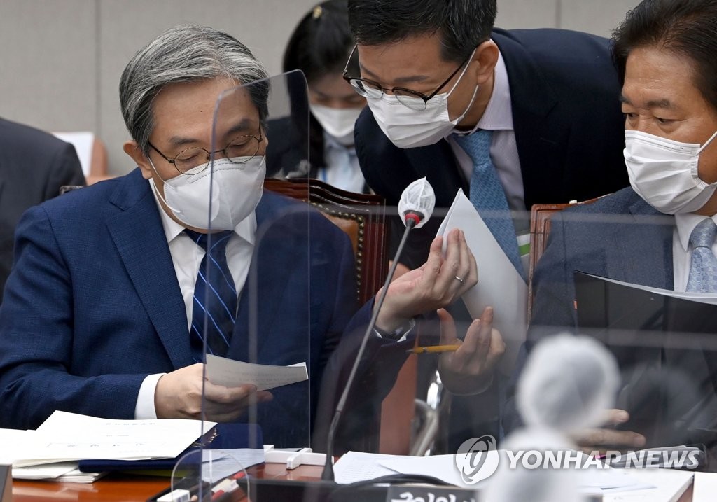 국감 자료 검토하는 노영민 비서실장