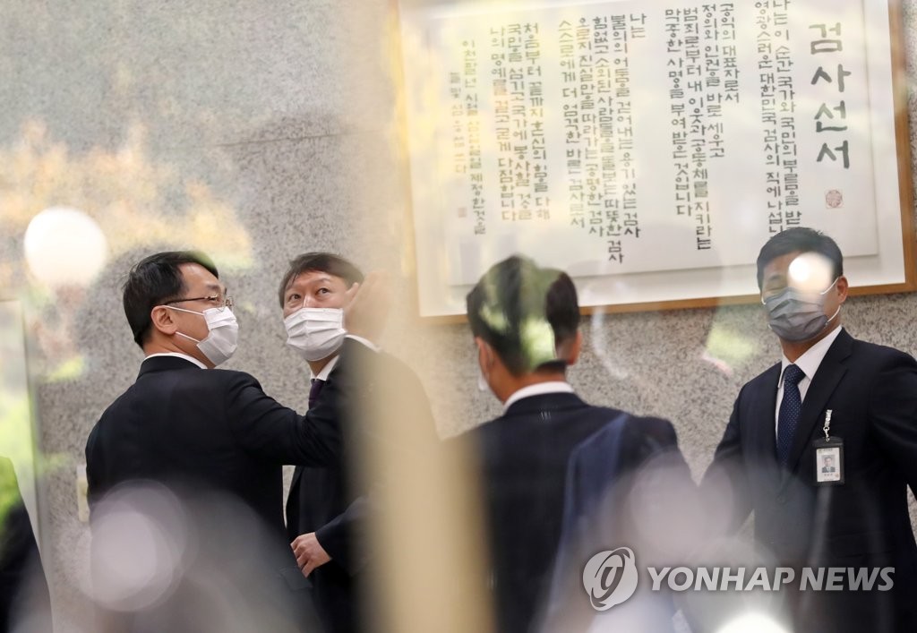 윤석열 검찰총장이 지난해 10월 대전 검찰청사를 찾아 검사선서 앞을 지나는 모습