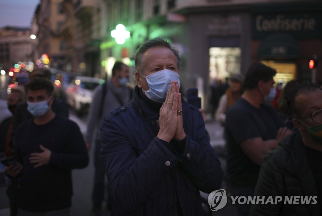 프랑스 니스 흉기 테러 현장에서 기도하는 시민