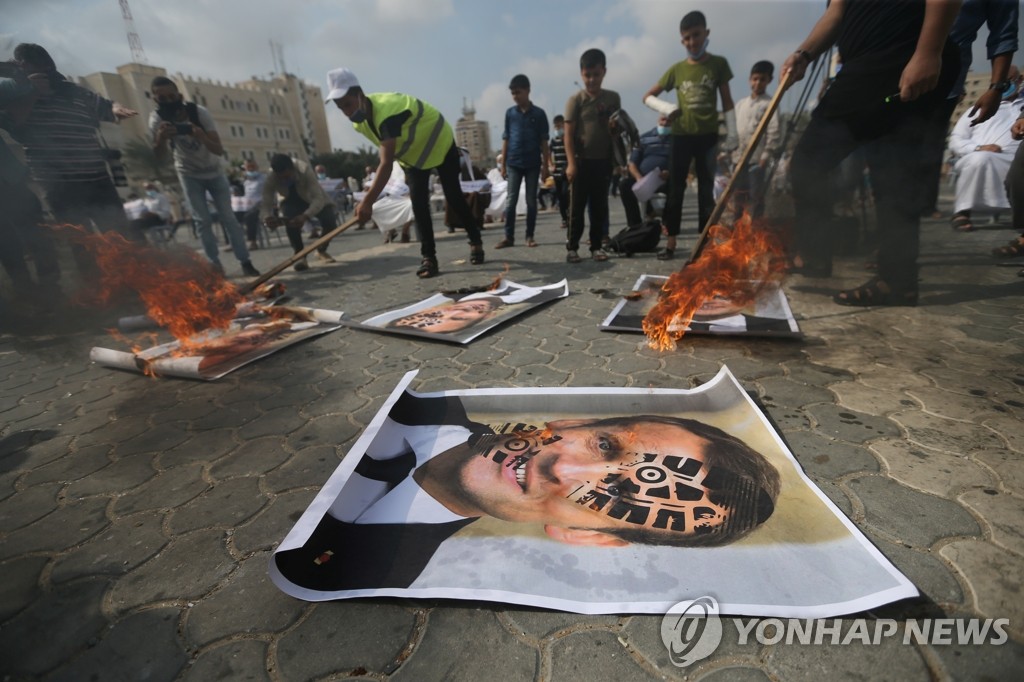 마크롱 프랑스 대통령 사진 불태우는 팔레스타인 시위대
