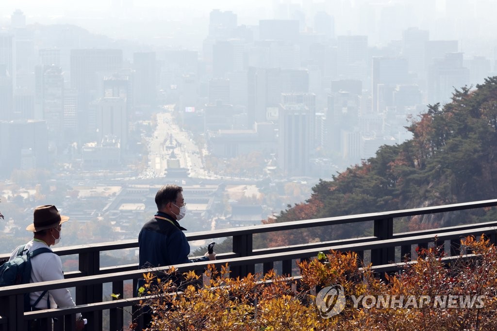 '서울이 한 눈에' 북악산 북측 탐방로 걷는 문 대통령