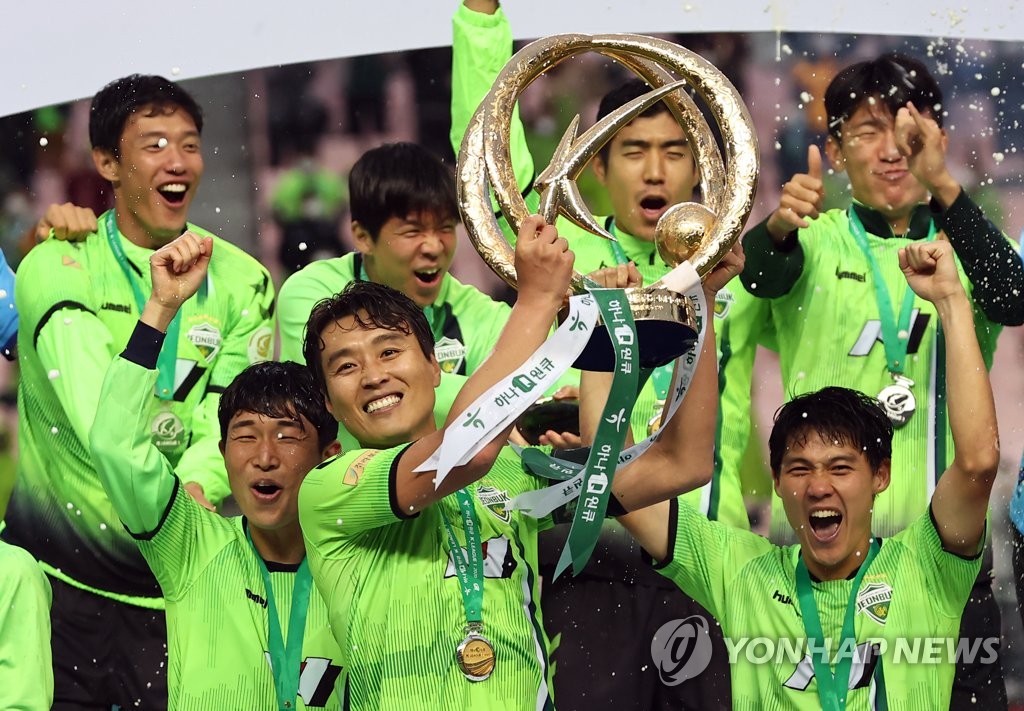 프로축구 K리그1 역대 최초 4연패를 달성한 전북 현대 선수들과 은퇴를 선언한 이동국.