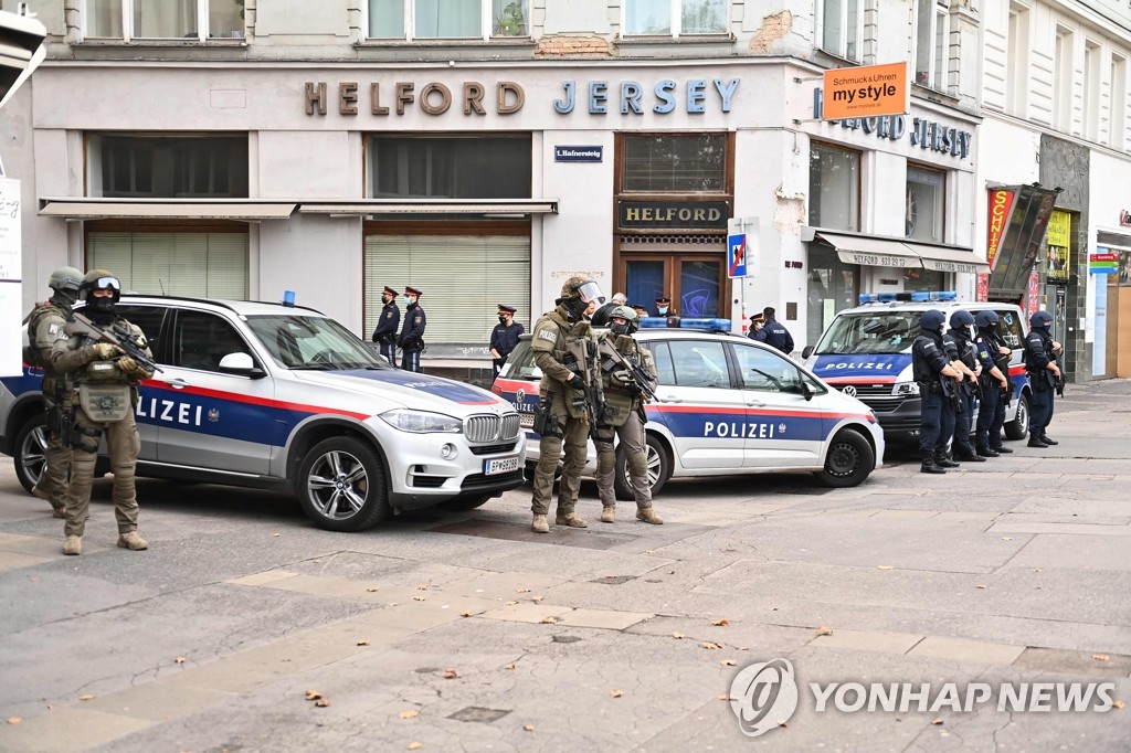 오스트리아 빈 '총격 테러' 현장 경비하는 경찰