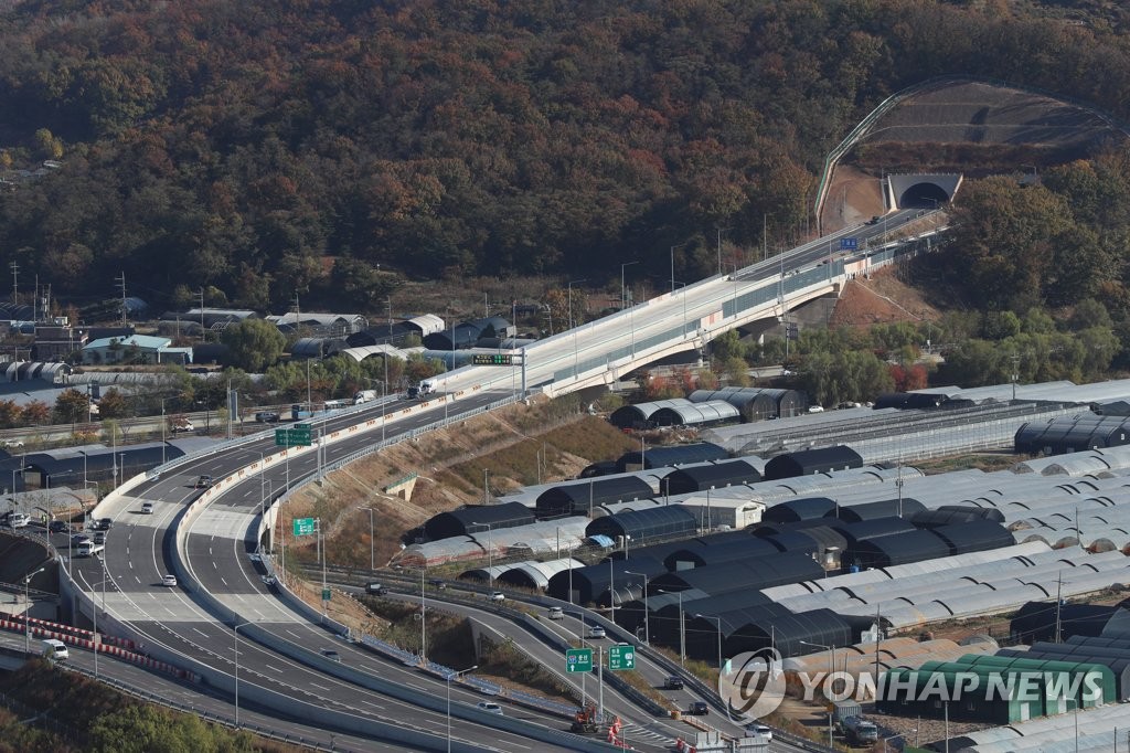 개통 앞둔 서울∼문산 고속도로