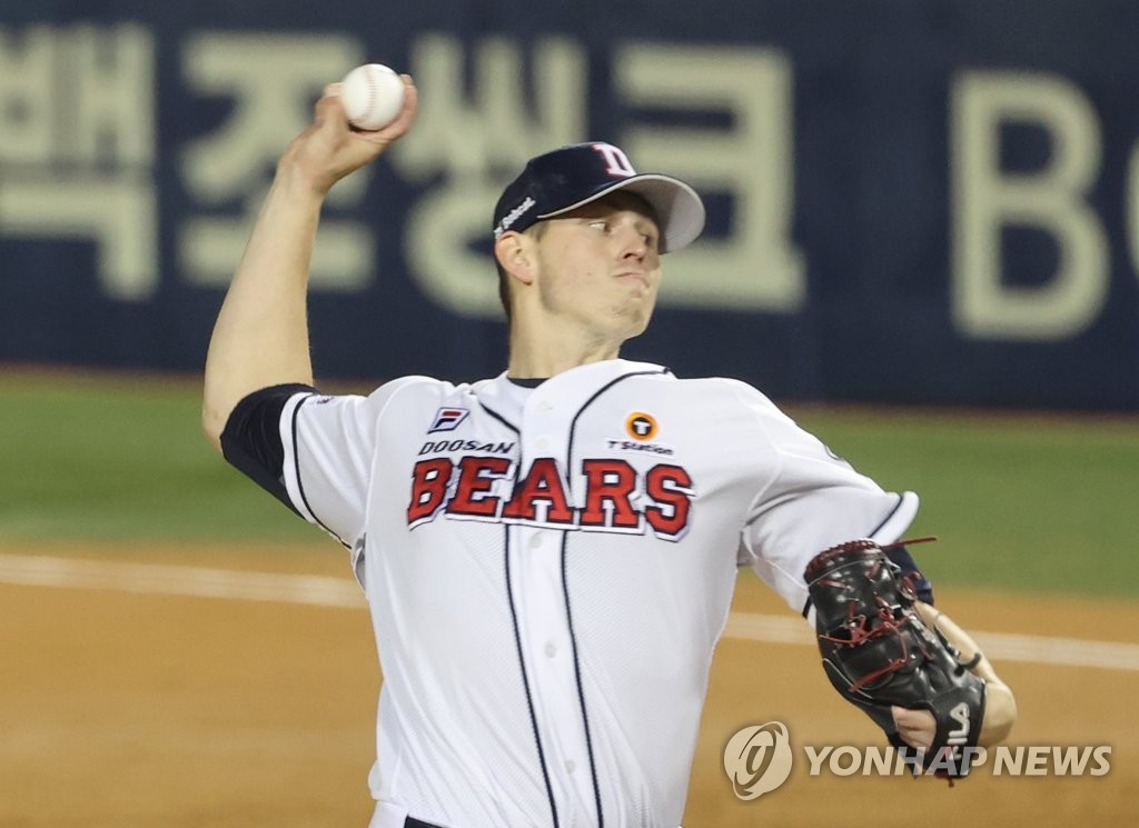 Chris Flexen of the Doosan Bears pitches against the LG Twins in the top of the fourth inning of Game 1 of the Korea Baseball Organization first-round playoff series at Jamsil Baseball Stadium in Seoul on Nov. 4, 2020. (Yonhap)