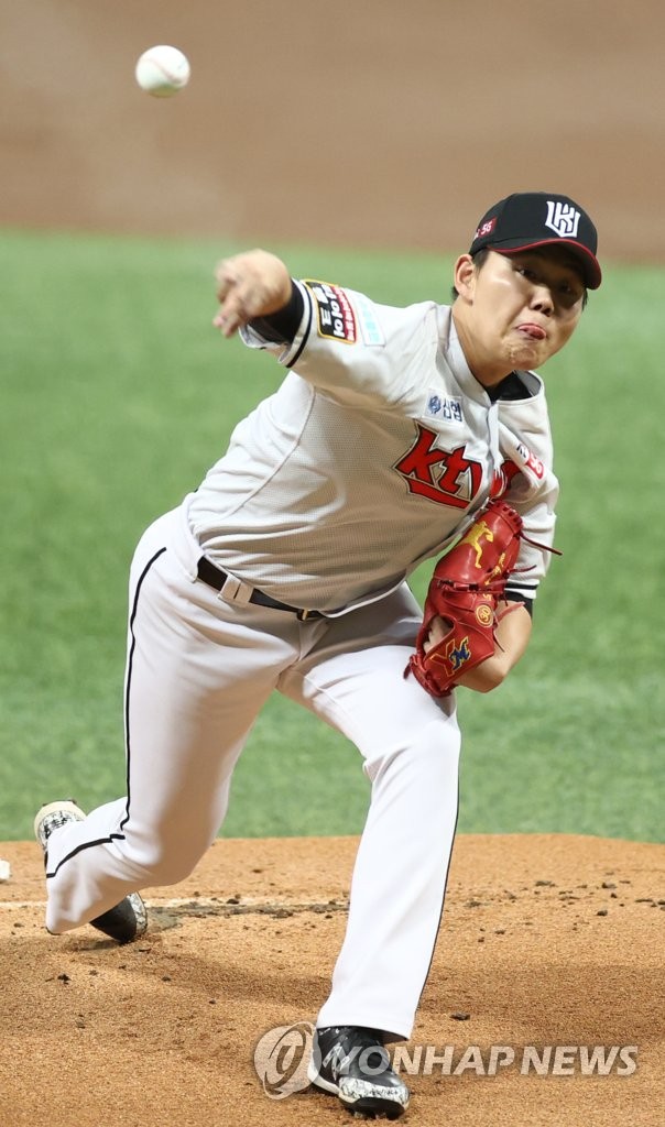 So Hyeong-jun of the KT Wiz pitches against the Doosan Bears in the top of the first inning of Game 1 of the Korea Baseball Organization second-round postseason series at Gocheok Sky Dome in Seoul on Nov. 9, 2020. (Yonhap)
