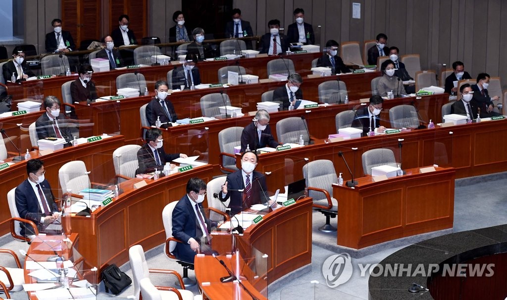 답변하는 홍남기 경제부총리