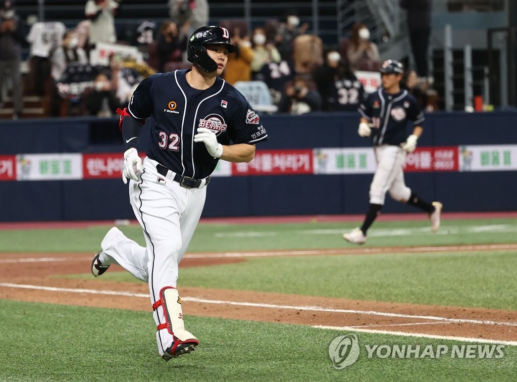Kim Jae-hwan of the Doosan Bears runs to first base after hitting a two-run single against the KT Wiz in the top of the fifth inning of Game 2 of the Korea Baseball Organization second-round postseason series at Gocheok Sky Dome in Seoul on Nov. 10, 2020. (Yonhap)