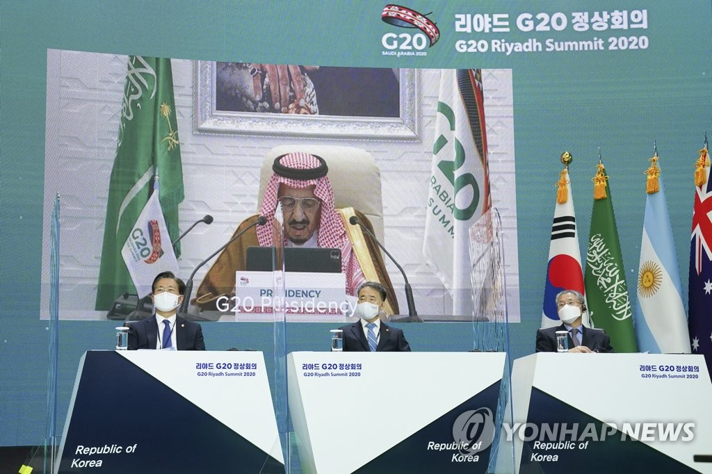 사우디 국왕 발언 듣는 성윤모-박능후 장관