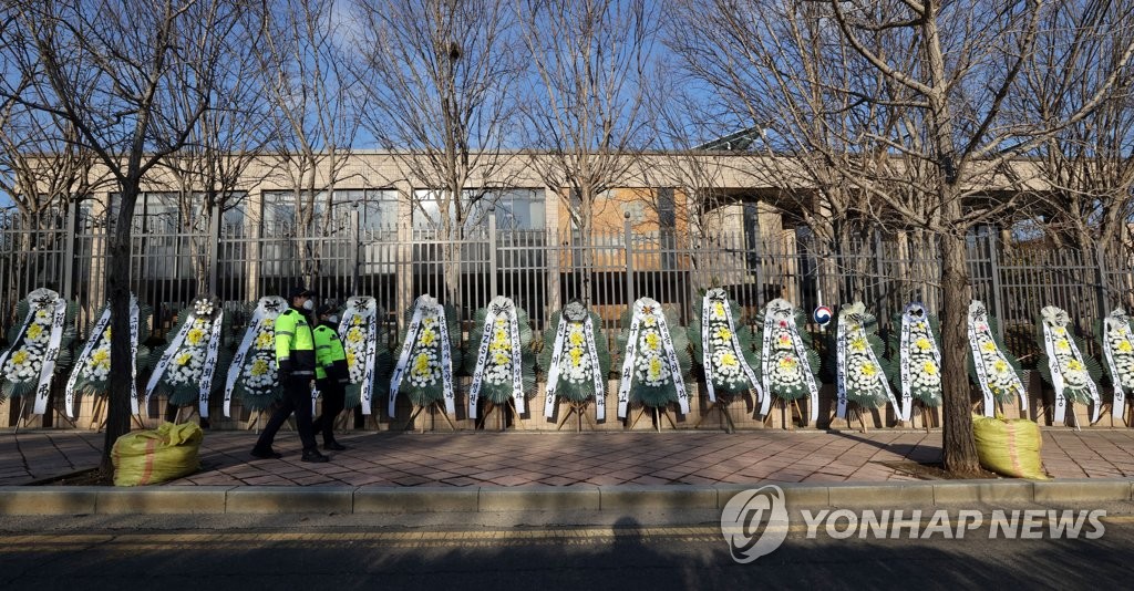 Flowers against justice minister Flowers against justice minister
