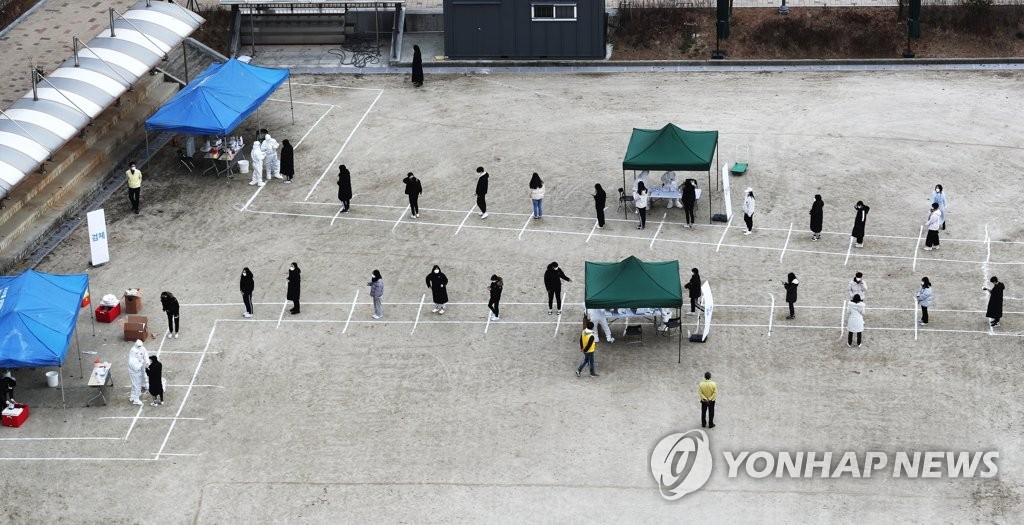 거리두기 지키며 코로나19 전수조사 받는 고등학생들