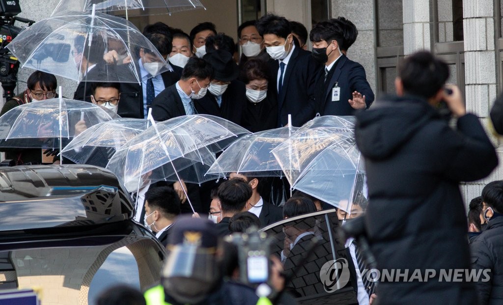 '우산 보호' 받으며 광주법원 나서는 전두환