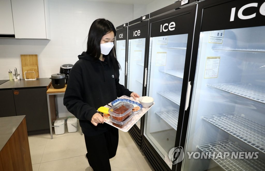 공유주택서 식사준비하는 입주자