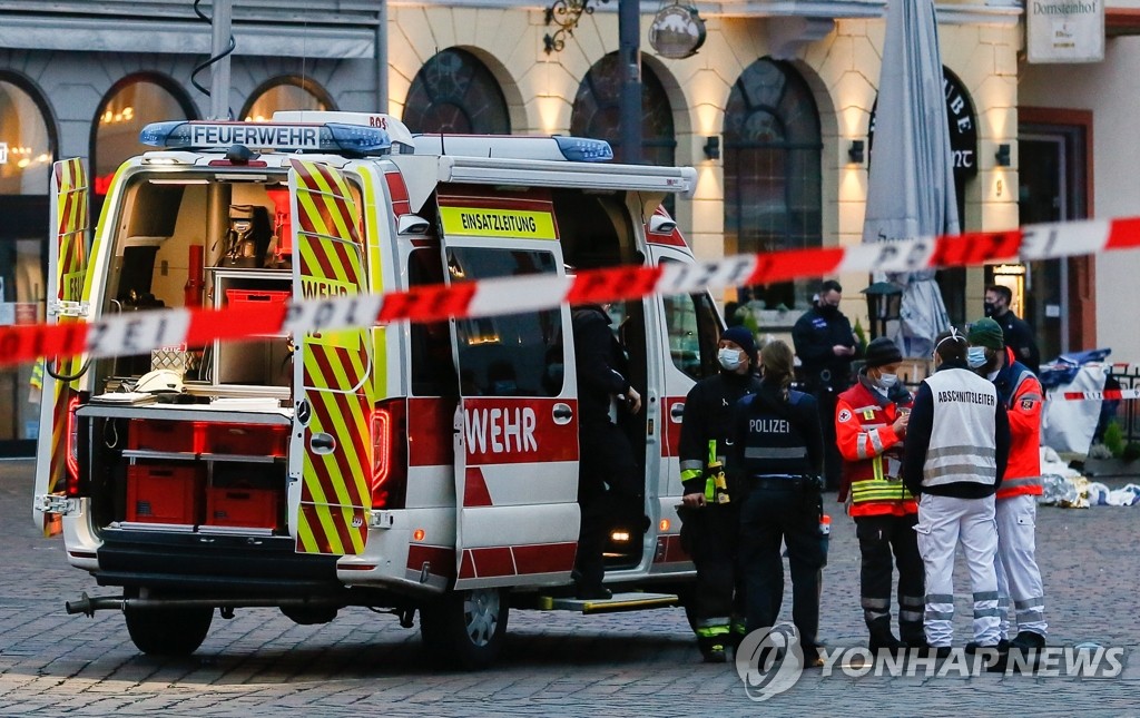 독일 보행자 구역 차량 돌진 사고 현장 출동한 경찰과 의료진
