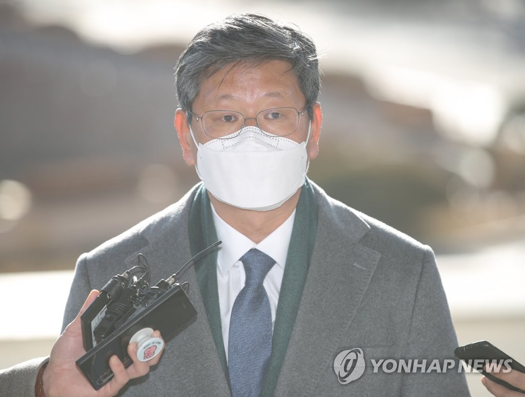 취재진 질문에 답하는 이용구 차관