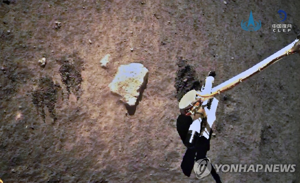 달 토양 샘플 채취하는 중국 무인 탐사선 '창어 5호'