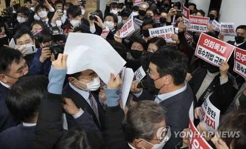 법사위 법안심사소위 회의실 들어가는 김남국