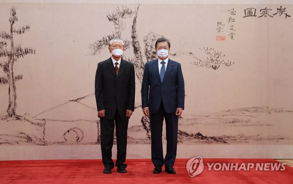 세한도 기증 손창근옹과 기념촬영 하는 문 대통령