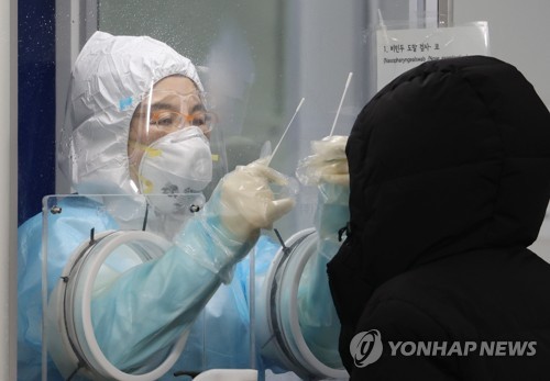 검체 채취하는 의료진