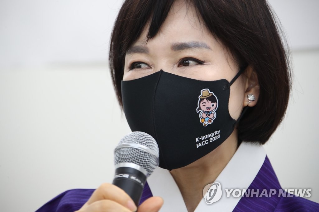 암행어사 복장으로 인사말 하는 전현희 국민권익위원장