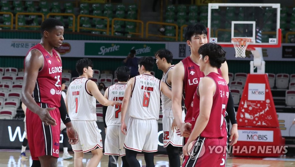 인사하는 오리온-LG 선수들